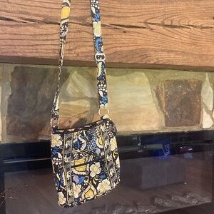 BEAUTIFUL VERA BRADLEY Floral Patterned Crossbody Bag